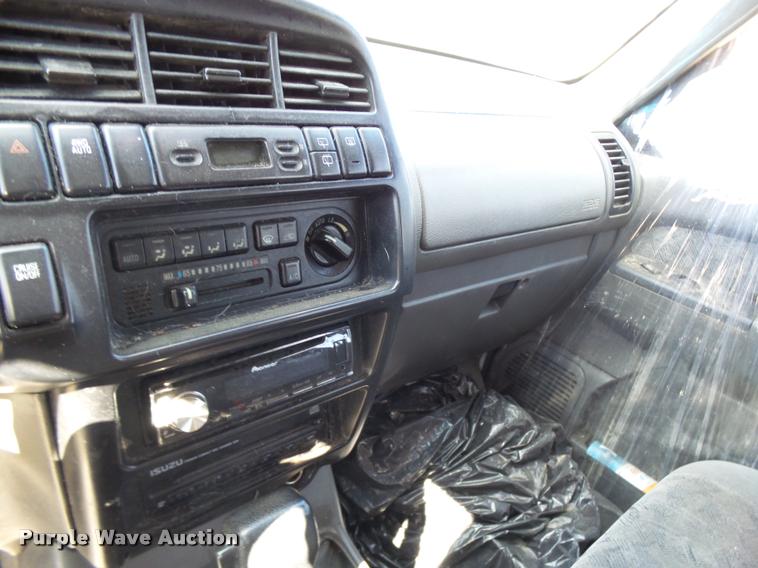 image for item L2733 2000 Isuzu Trooper SUV