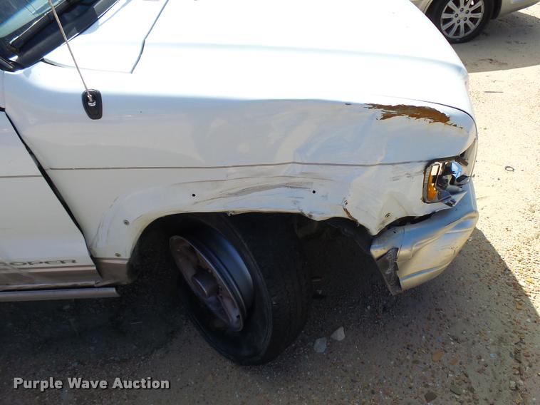 image for item L2733 2000 Isuzu Trooper SUV