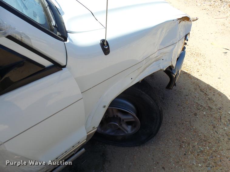 image for item L2733 2000 Isuzu Trooper SUV