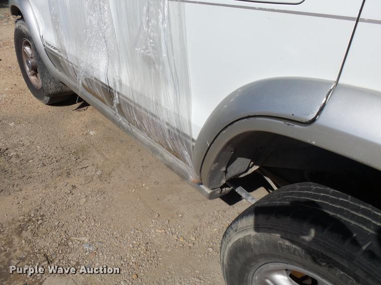 image for item L2733 2000 Isuzu Trooper SUV