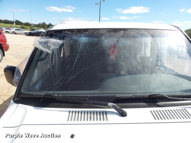 image for item L2733 2000 Isuzu Trooper SUV