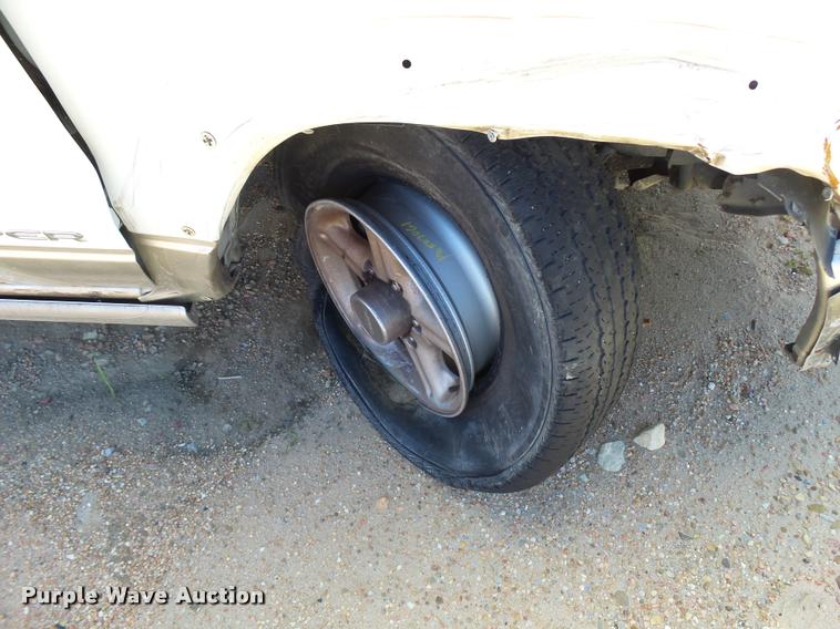 image for item L2733 2000 Isuzu Trooper SUV