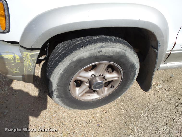 image for item L2733 2000 Isuzu Trooper SUV