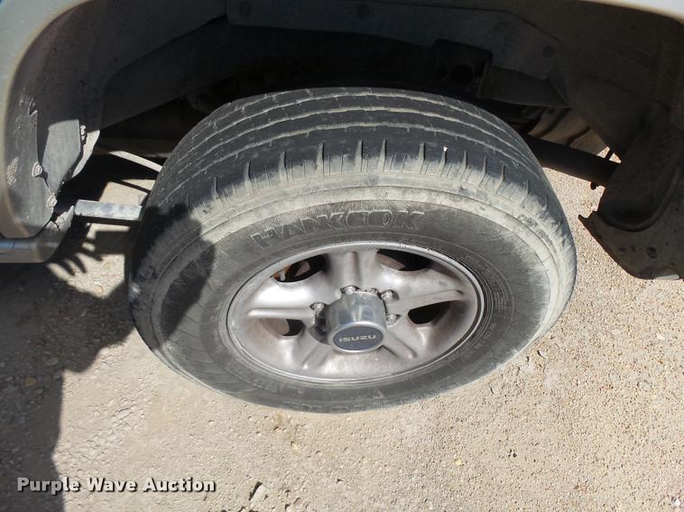 image for item L2733 2000 Isuzu Trooper SUV