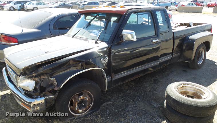 image for item L2734 1985 Chevrolet S10 pickup truck