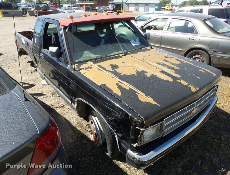 image for item L2734 1985 Chevrolet S10 pickup truck