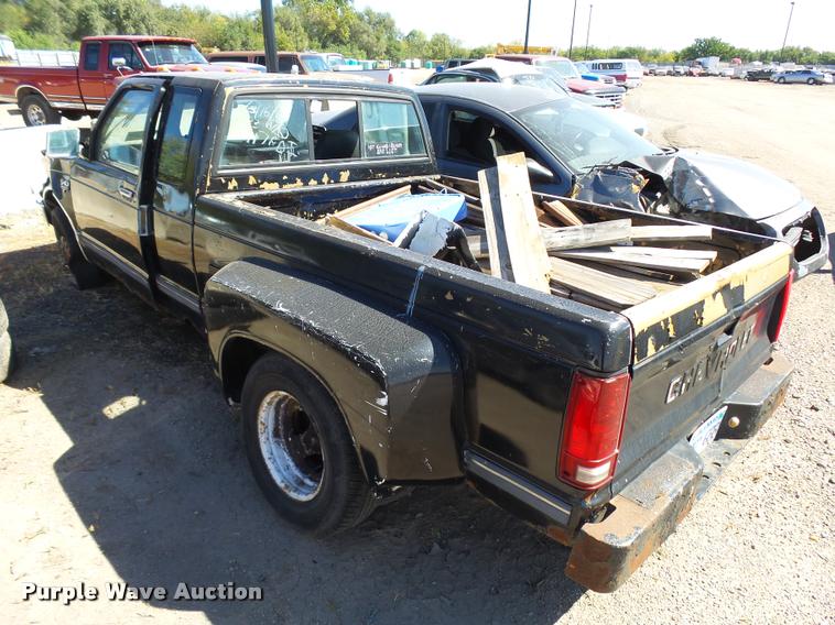 image for item L2734 1985 Chevrolet S10 pickup truck