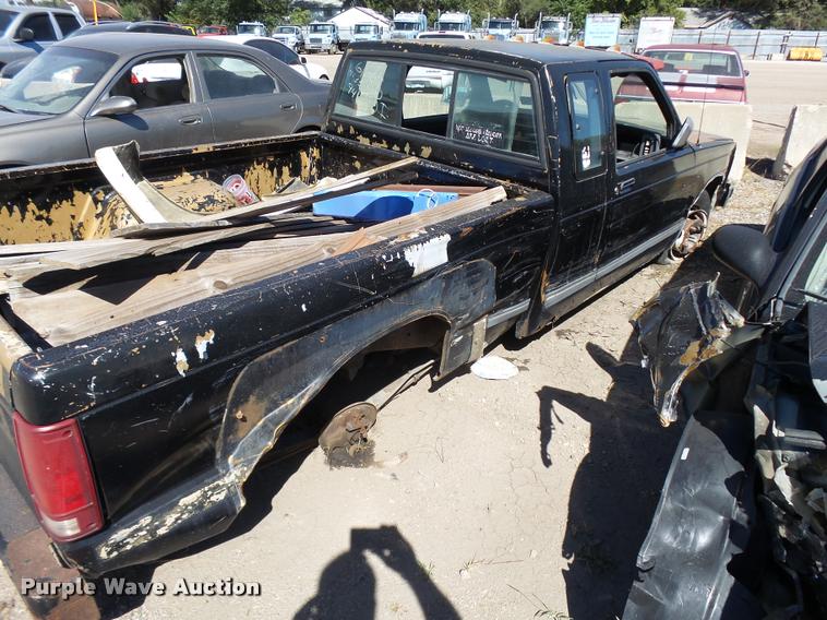 image for item L2734 1985 Chevrolet S10 pickup truck