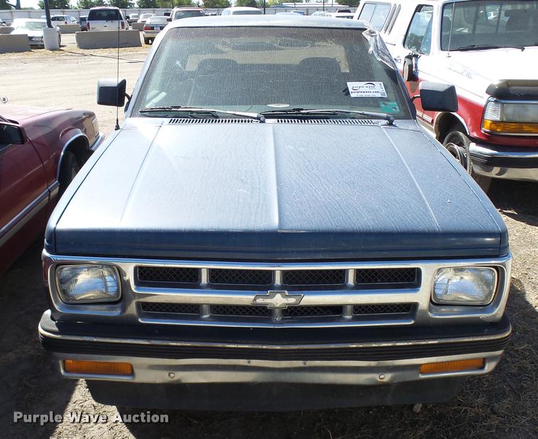 image for item L2739 1993 Chevrolet S10 Ext. Cab pickup truck
