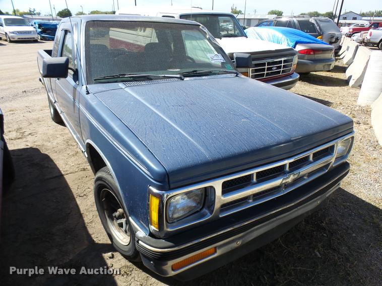 image for item L2739 1993 Chevrolet S10 Ext. Cab pickup truck