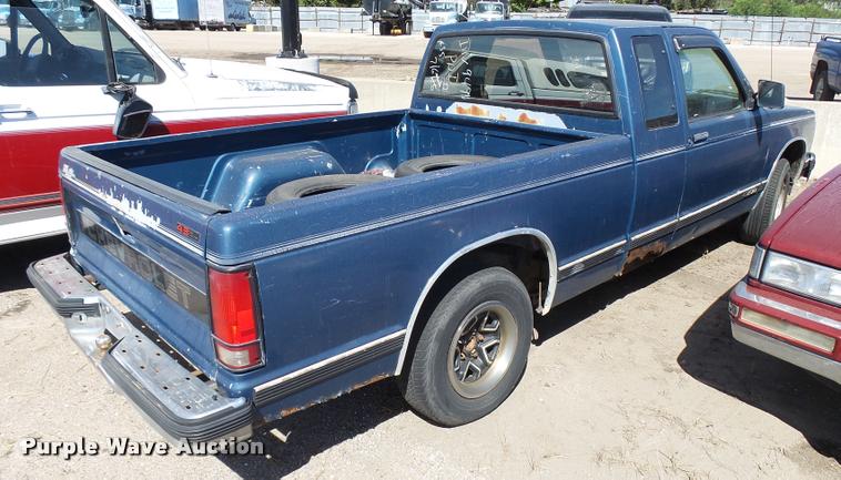 image for item L2739 1993 Chevrolet S10 Ext. Cab pickup truck