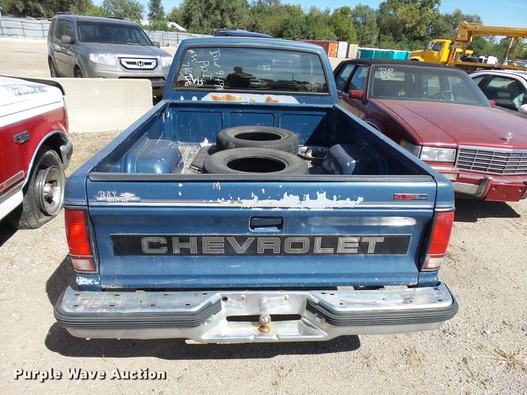image for item L2739 1993 Chevrolet S10 Ext. Cab pickup truck