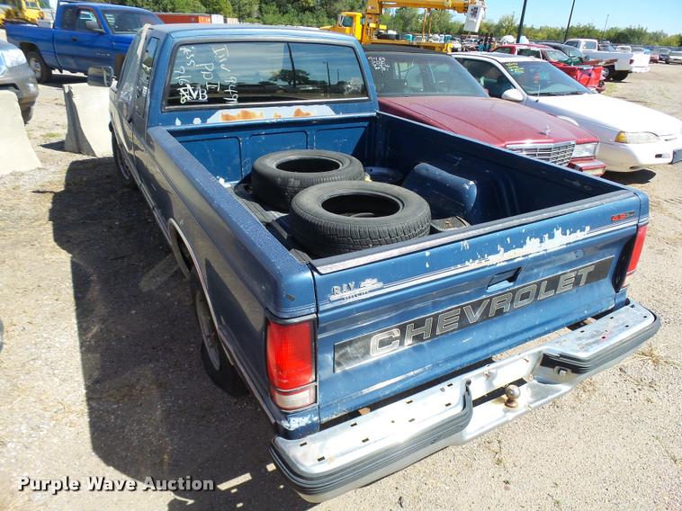 image for item L2739 1993 Chevrolet S10 Ext. Cab pickup truck