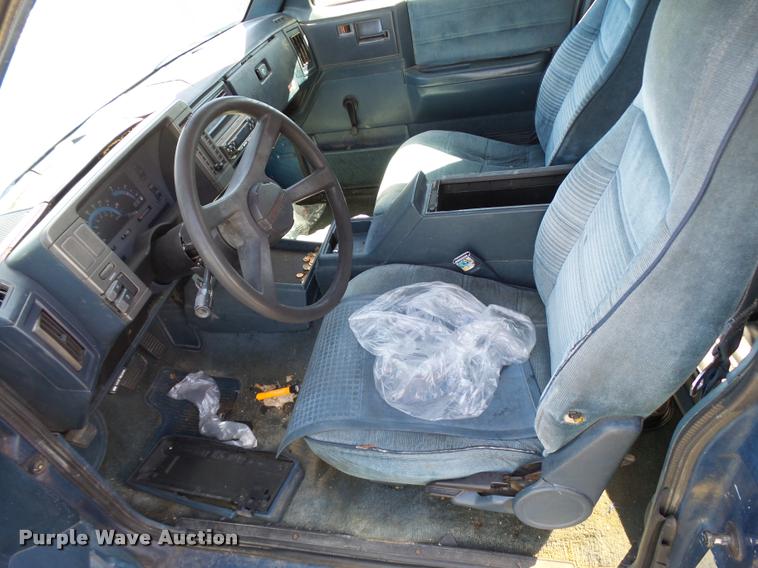 image for item L2739 1993 Chevrolet S10 Ext. Cab pickup truck