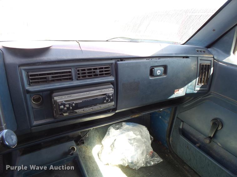 image for item L2739 1993 Chevrolet S10 Ext. Cab pickup truck