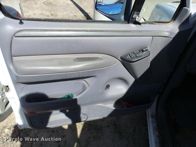 image for item L2741 1994 Ford F150 pickup truck