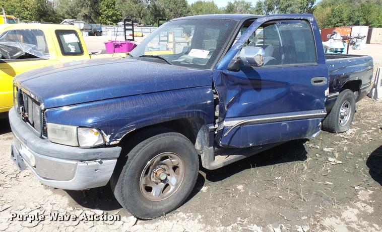 image for item L2742 1995 Dodge Ram 1500 Club Cab pickup truck