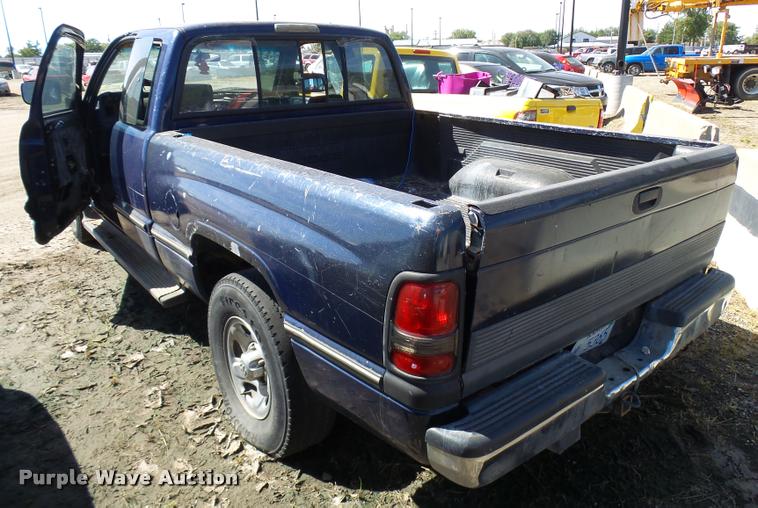 image for item L2742 1995 Dodge Ram 1500 Club Cab pickup truck