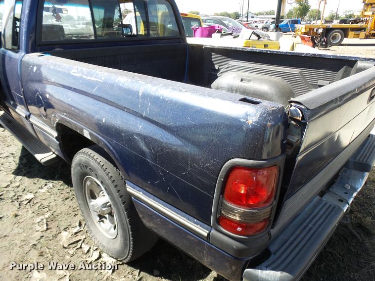 image for item L2742 1995 Dodge Ram 1500 Club Cab pickup truck