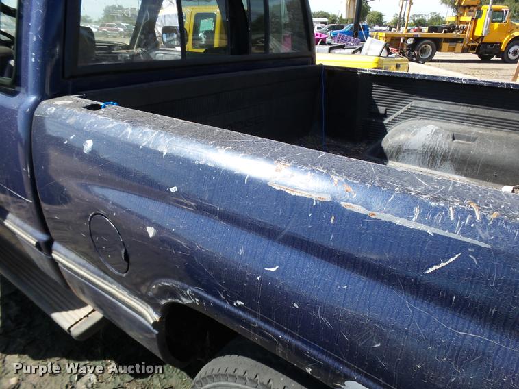 image for item L2742 1995 Dodge Ram 1500 Club Cab pickup truck