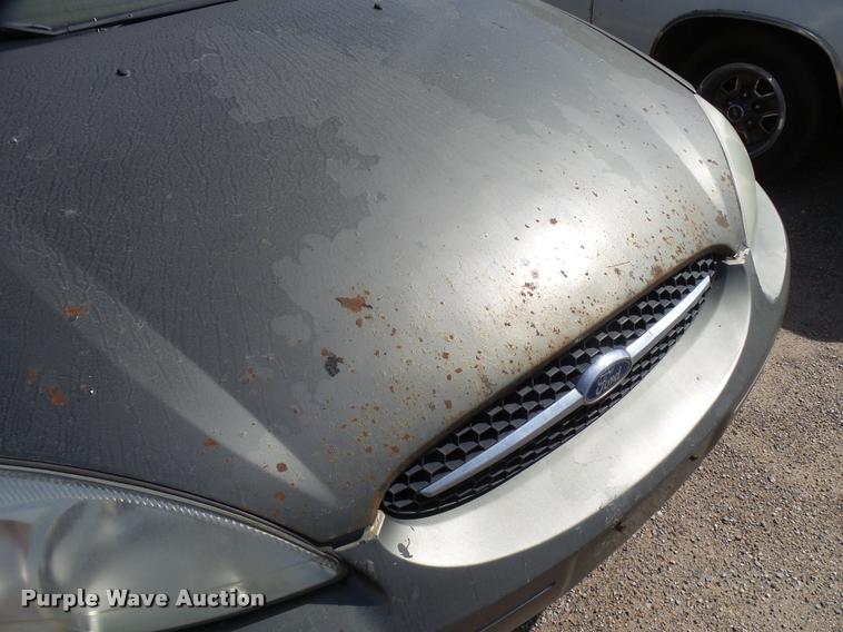 image for item L3249 2004 Ford Taurus
