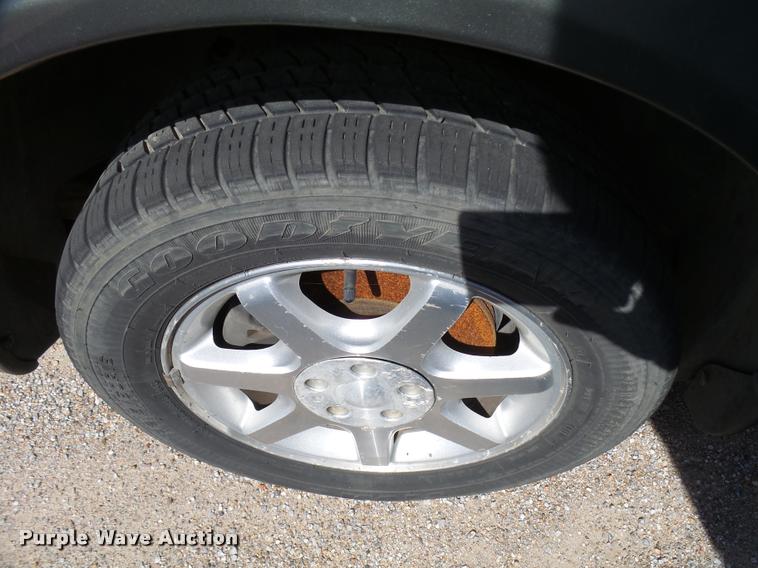 image for item L3249 2004 Ford Taurus