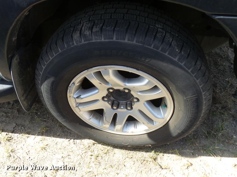 image for item L3251 2005 Toyota Tundra pickup truck