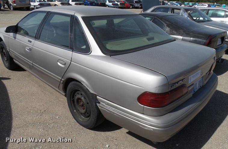image for item L3252 1995 Ford Taurus GL