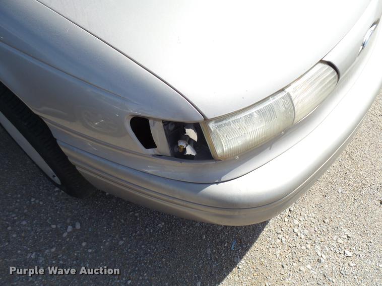 image for item L3252 1995 Ford Taurus GL