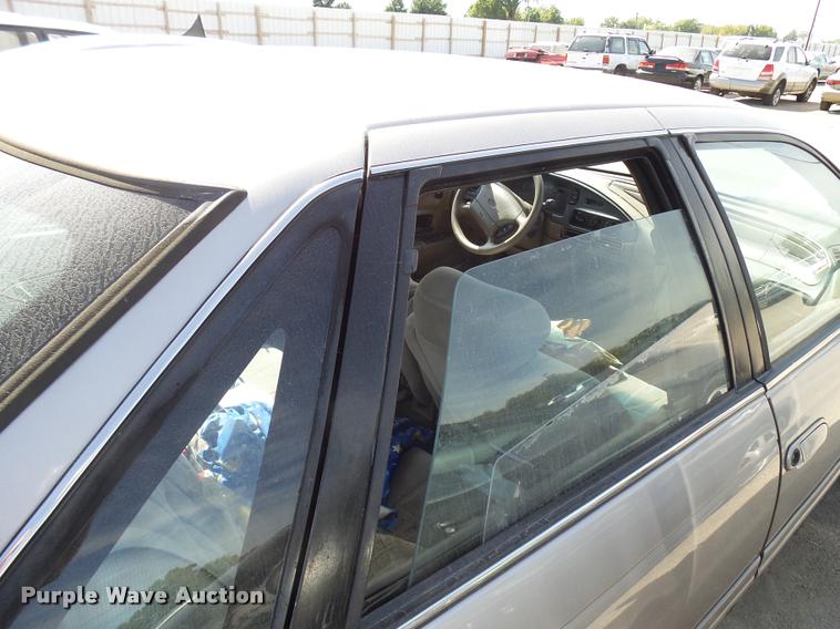 image for item L3252 1995 Ford Taurus GL