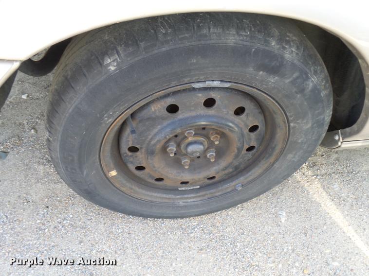 image for item L3252 1995 Ford Taurus GL