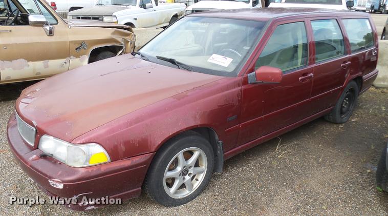 image for item L3269 1998 Volvo V70