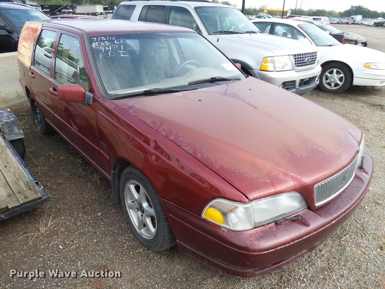 image for item L3269 1998 Volvo V70