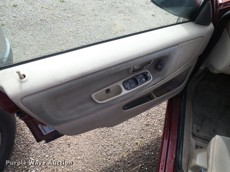 image for item L3269 1998 Volvo V70