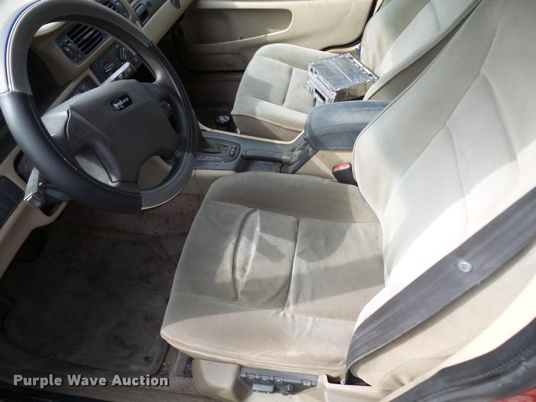 image for item L3269 1998 Volvo V70