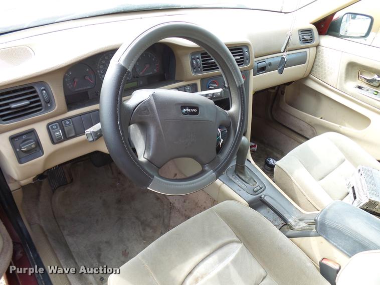 image for item L3269 1998 Volvo V70