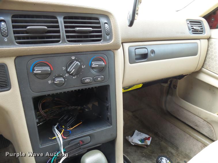 image for item L3269 1998 Volvo V70