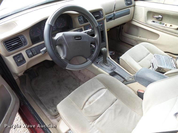 image for item L3269 1998 Volvo V70