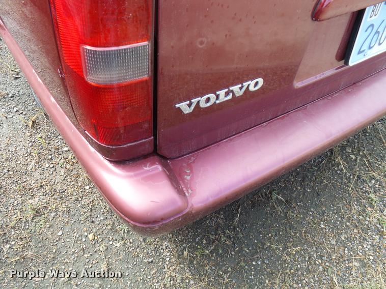 image for item L3269 1998 Volvo V70