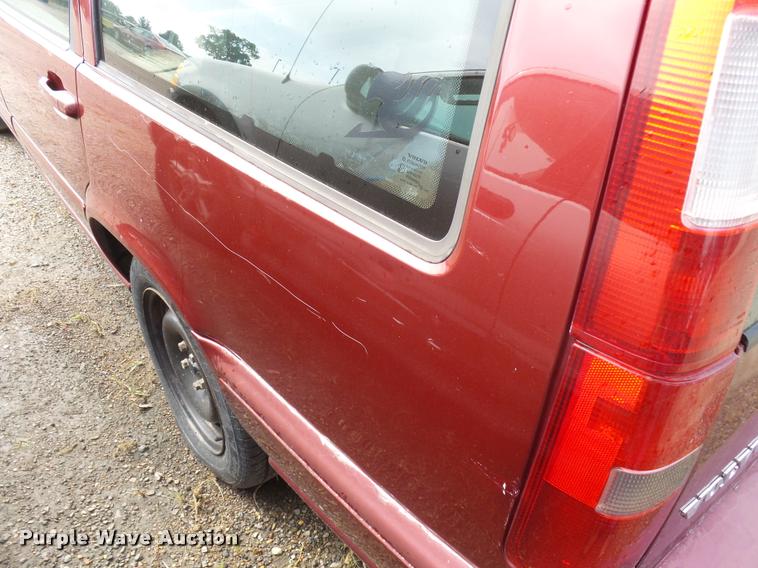 image for item L3269 1998 Volvo V70