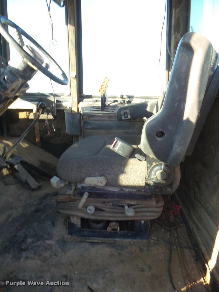 image for item DA4548 1981 Versatile 895 4WD tractor