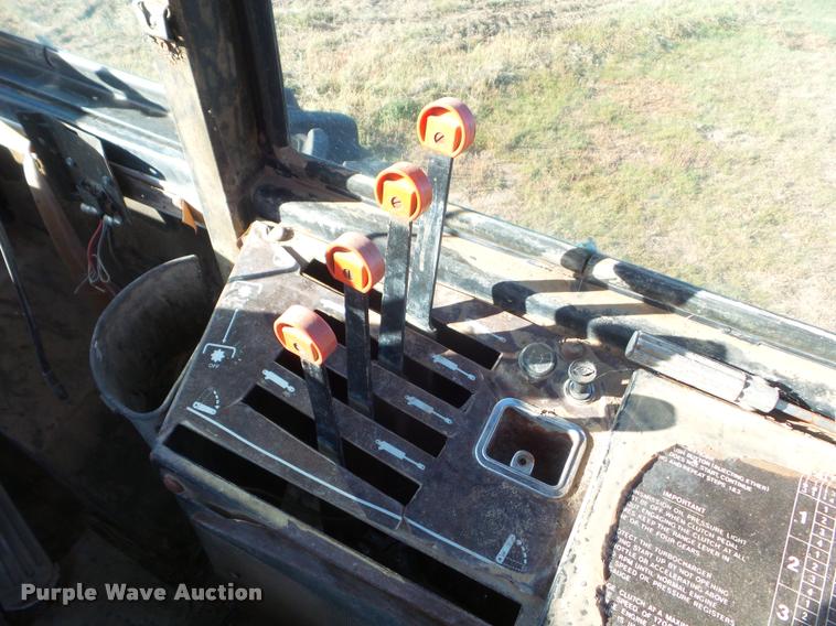 image for item DA4548 1981 Versatile 895 4WD tractor