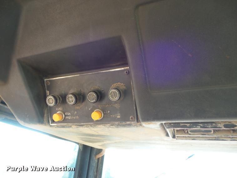 image for item DA4548 1981 Versatile 895 4WD tractor