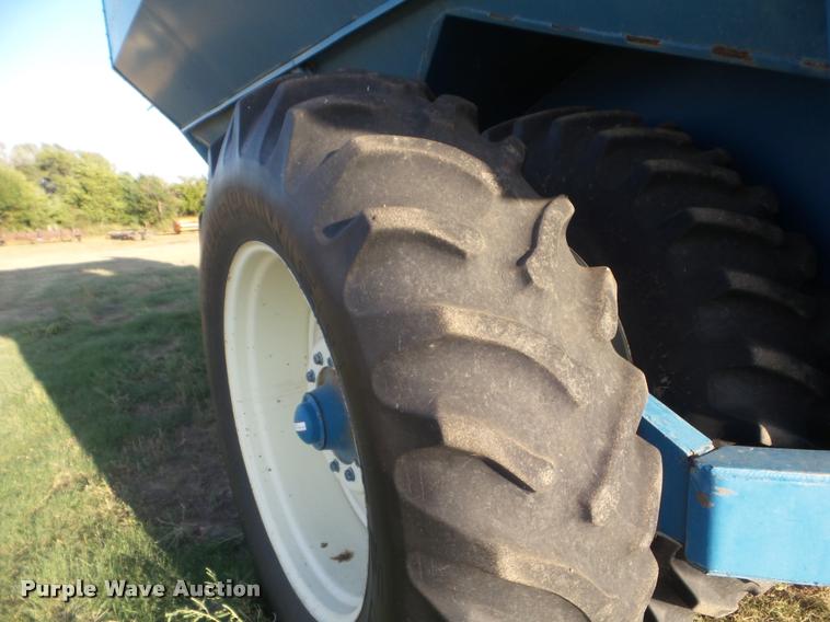 image for item DA4550 Kinze 1040 grain cart