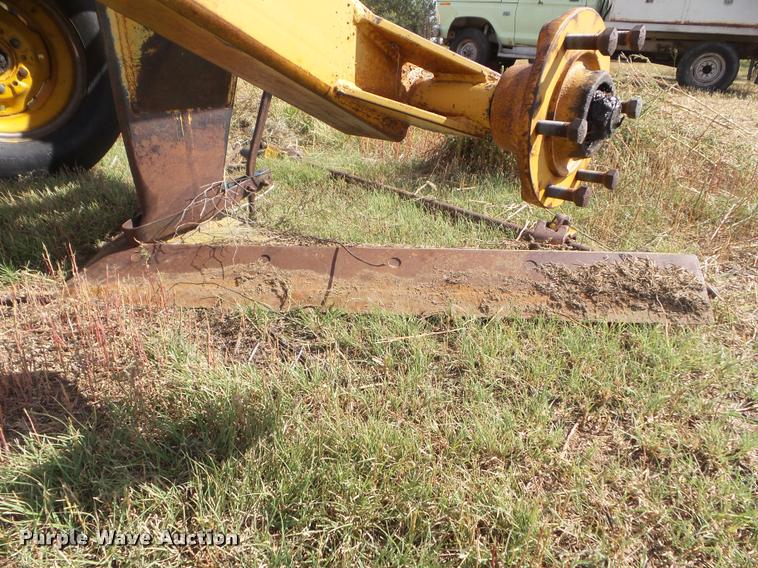 image for item DA4555 1981 Versatile Noble 9600 sweep plow