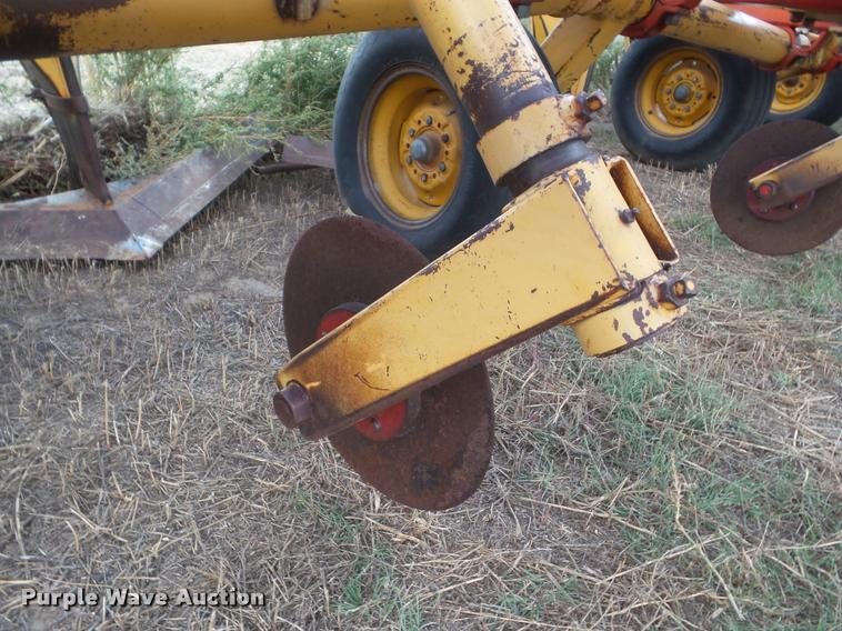 image for item DA4555 1981 Versatile Noble 9600 sweep plow