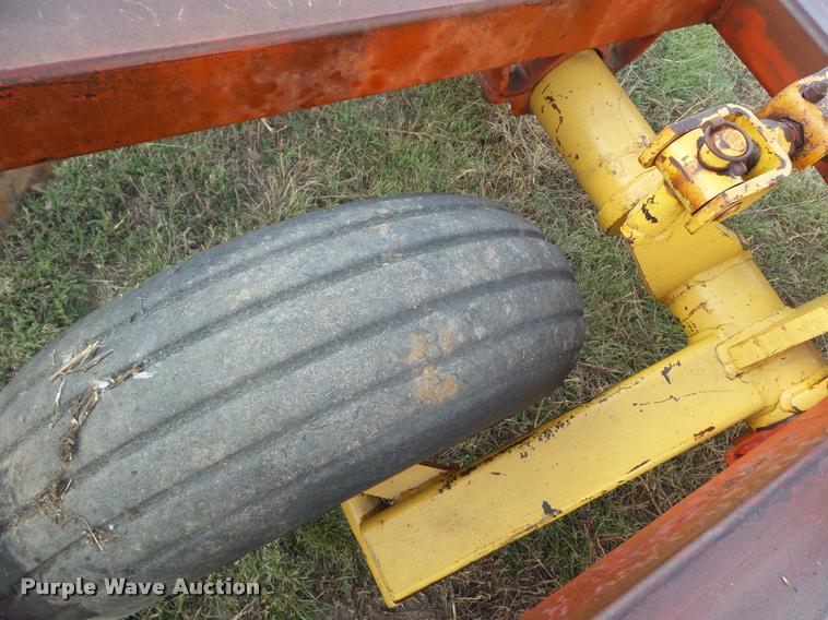 image for item DA4555 1981 Versatile Noble 9600 sweep plow