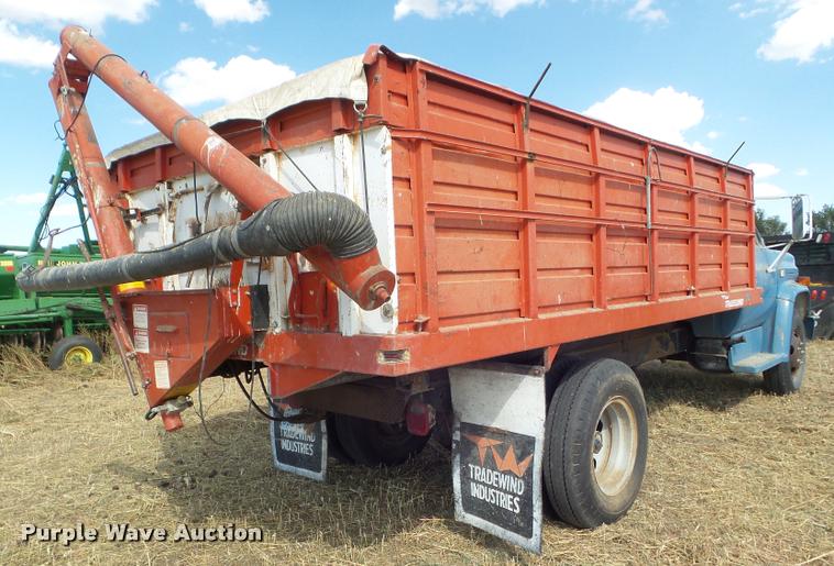 image for item DA4557 1981 Chevrolet C60 grain truck
