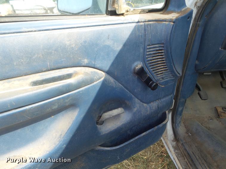 image for item DA4559 1995 Ford F150 pickup truck