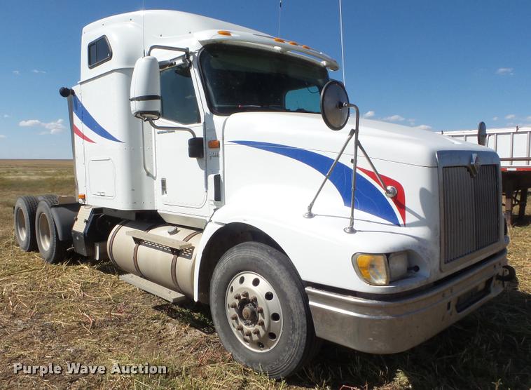 image for item DA4565 2004 International 9400i semi truck